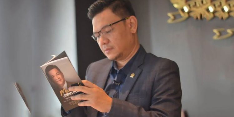 Kang Ace Mengais Pemilih Dengan Buku