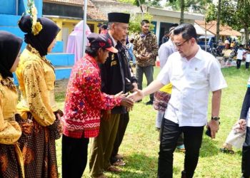 Ace Hasan Resmikan Tribun Lapangan Sepak Bola Cinengah, Bandung Barat
