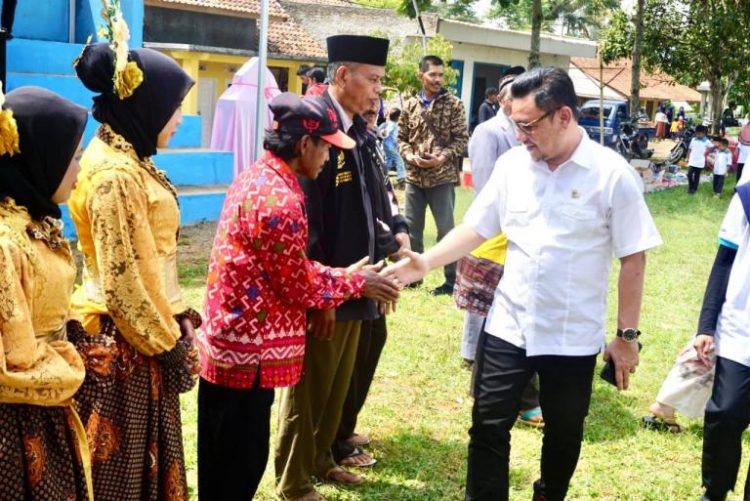 Ace Hasan Resmikan Tribun Lapangan Sepak Bola Cinengah, Bandung Barat