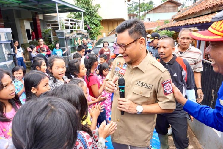 Ace Hasan Minta Anak-Anak Korban Banjir Tetap Sekolah