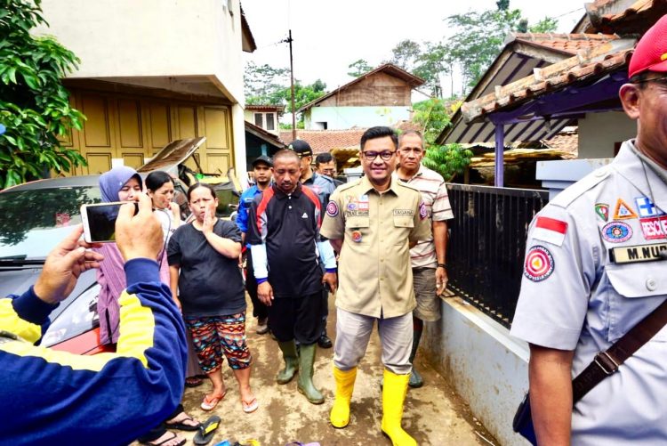 Ace Hasan Minta Anak-Anak Korban Banjir Tetap Sekolah