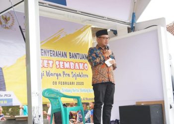 Bagikan Sembako Masyarakat Pra Sejahtera, Ace Tekankan Pentingnya Pendidikan