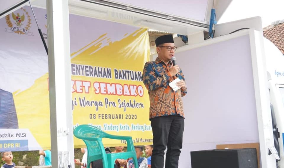 Bagikan Sembako Masyarakat Pra Sejahtera, Ace Tekankan Pentingnya Pendidikan