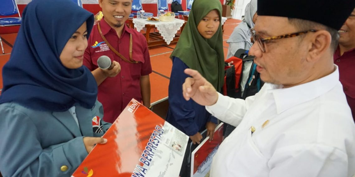 Ace Hasan Serahkan Bantuan Beasiswa Siswa Berprestasi Keluarga Pra-Sejahtera