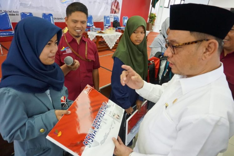 Ace Hasan Serahkan Bantuan Beasiswa Siswa Berprestasi Keluarga Pra-Sejahtera