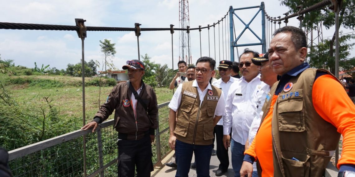 Tinjau Desa Terdampak Banjir, Ace Hasan dan BNPB Salurkan Bantuan Perahu Karet