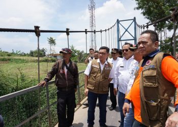 Tinjau Desa Terdampak Banjir, Ace Hasan dan BNPB Salurkan Bantuan Perahu Karet