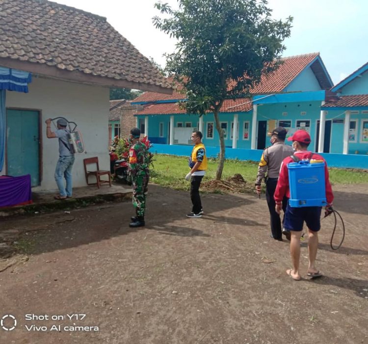 Ace Hasan Lakukan Penyemprotan Disinfektan di Bandung