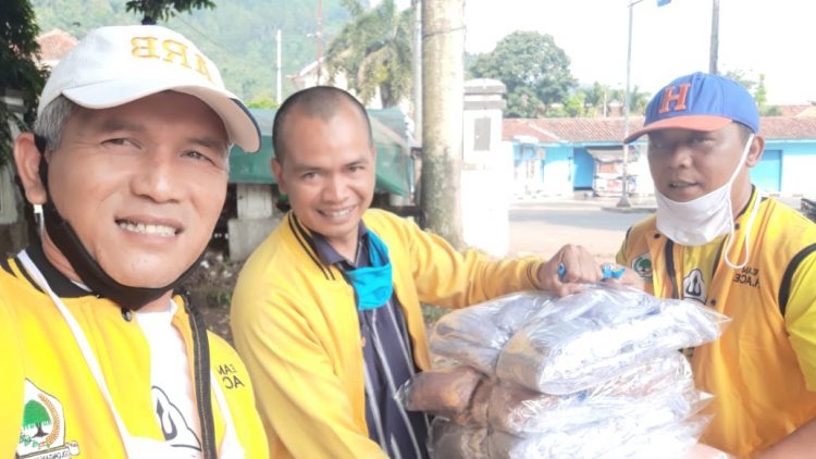 Ace Hasan Bagikan Masker Untuk Warga Bandung Barat