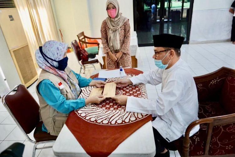 Bantu Mahasiswa Terdampak Covid-19, Ace Hasan Berzakat & Salurkan Bantuan Melalui STF UIN Jakarta