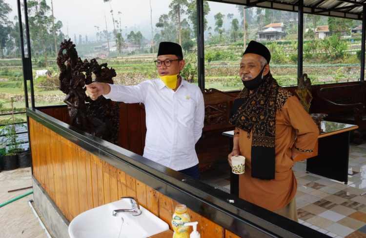 Mengunjungi Pesantren Al-Ittifaq Ciwidey, Kang Ace : Pesantren Harus Berpengetahuan dan Berketerampilan