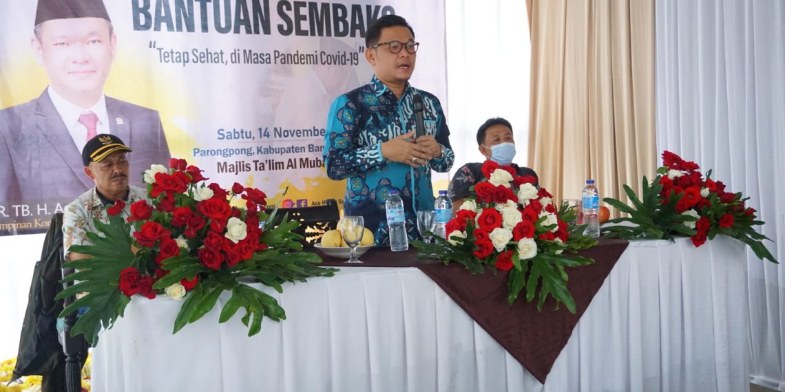 Salurkan Bantuan Sembako, Ace Hasan Ingatkan Warga Patuhi Protokol Covid 19
