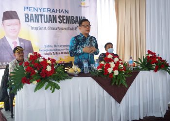 Salurkan Bantuan Sembako, Ace Hasan Ingatkan Warga Patuhi Protokol Covid 19