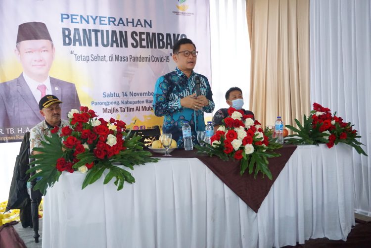 Salurkan Bantuan Sembako, Ace Hasan Ingatkan Warga Patuhi Protokol Covid 19