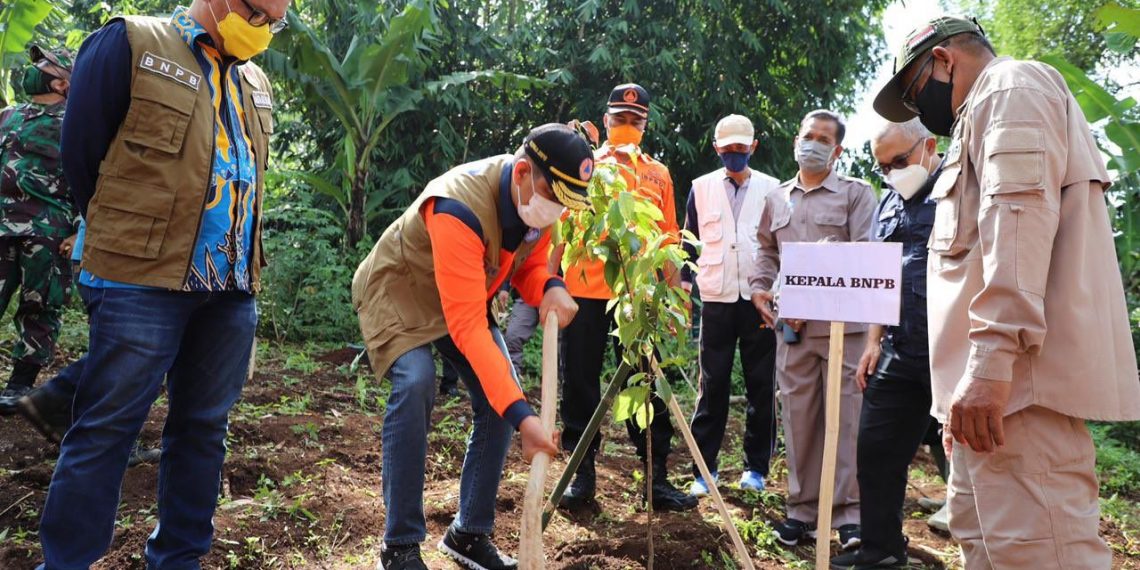 Cegah Alih Fungsi Lahan Doni Monardo Dan Ace Hasan Pantau Daerah Rawan Longsor Di Bandung Barat