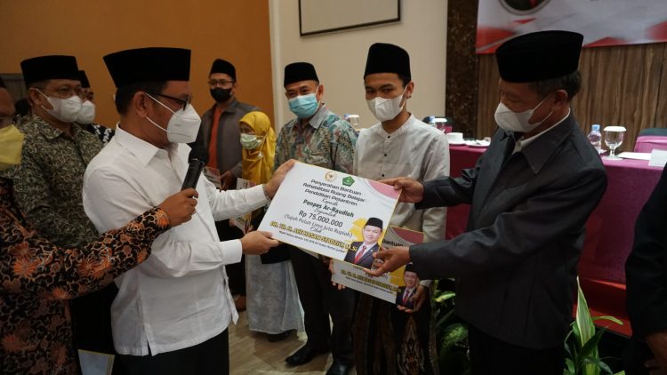 Ace Hasan Salurkan Bantuan Milyaran Rupiah Untuk Ponpes dan Perguruan Tinggi Agama Islam