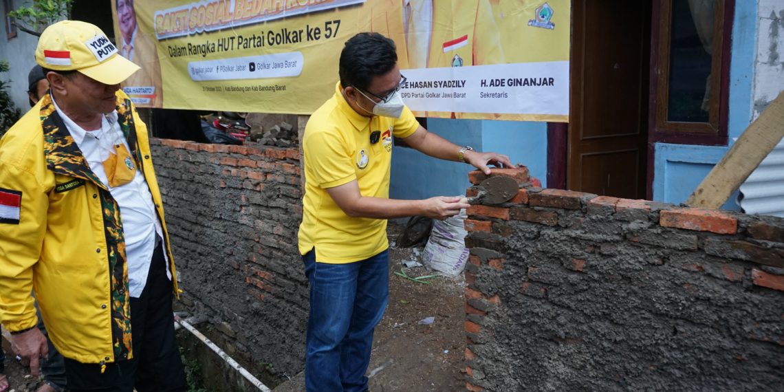 Peringati HUT Ke-57, Partai Golkar Jabar Gelar Bedah Rumah