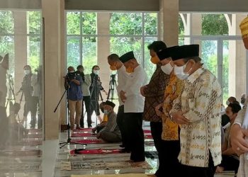 Momen Airlangga Jadi Makmum Salat Jumat, Imamnya Ketua DPP Golkar Ace Hasan