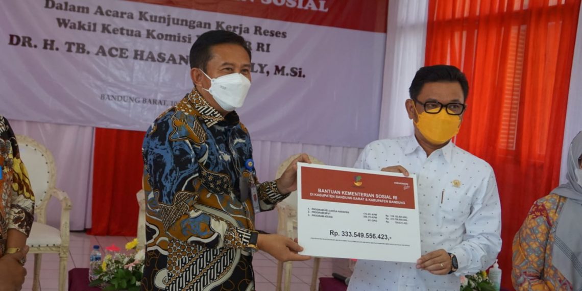 Ace Hasan Salurkan Bantuan Sosial Senilai Rp. 333,5 Miliar Bagi Warga Kabupaten Bandung dan Bandung Barat