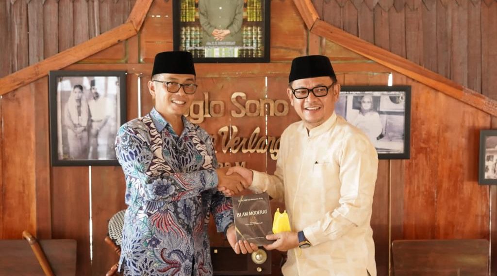 Kunjungi Ponpes Darusalam Ciamis, Ketua Golkar Jabar Mendapat Hadiah Buku