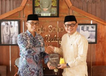 Kunjungi Ponpes Darusalam Ciamis, Ketua Golkar Jabar Mendapat Hadiah Buku