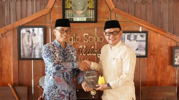 Kunjungi Ponpes Darusalam Ciamis, Ketua Golkar Jabar Mendapat Hadiah Buku
