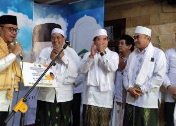 Haul Ke-12 KH Yayat Ruhyat Sirodj, Kang Ace Salurkan Bantuan