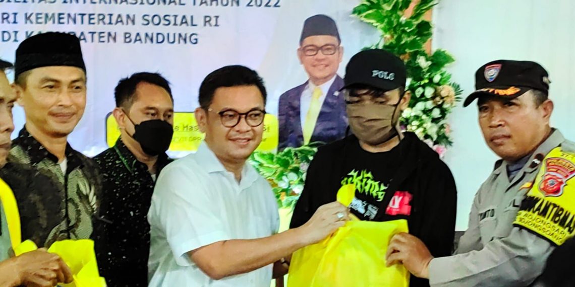 Peringatan Hari Disabilitas Internasional 2022, Ace Hasan Bagi Sembako dan Alat Bantu Penyandang Disabilitas