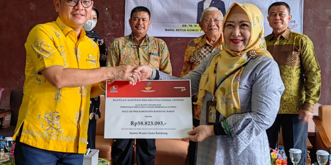 Kemensos Salurkan Bantuan ATENSI untuk 120 Warga di Bandung Barat