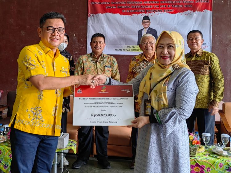 Kemensos Salurkan Bantuan ATENSI untuk 120 Warga di Bandung Barat