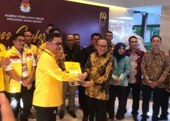 Daftarkan Caleg Serentak, Kang Ace Pede Golkar Lampaui Target Suara 20%