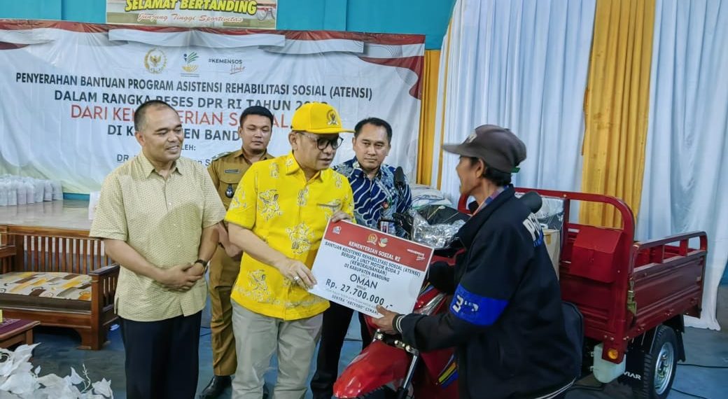 150 Warga Cikoneng Bandung Sambut Bantuan ATENSI Kemensos, Kang Ace Dorong Negara Terus Hadir Bagi Keluarga Tidak Mampu dan Penyandang Disabilitas