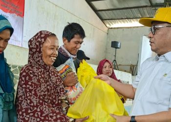 Ratusan Warga Terdampak Kebakaran TPAS Sarimukti Terima Bantuan Sembako