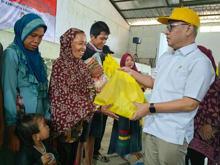 Ratusan Warga Terdampak Kebakaran TPAS Sarimukti Terima Bantuan Sembako