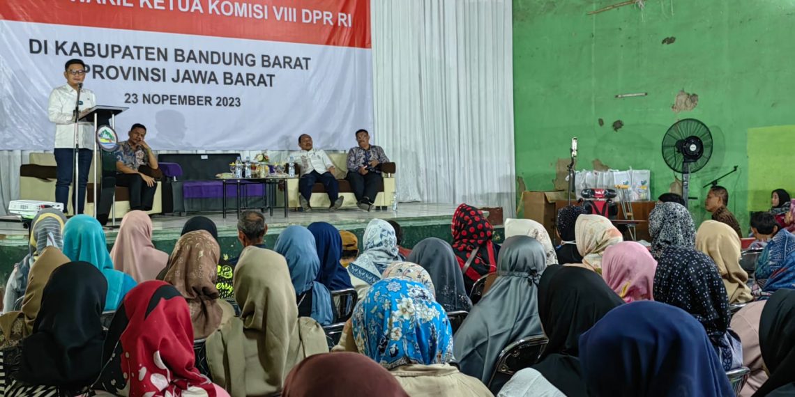 Keren Pisan, “Bapak Bansos” Kang Haji Ace Salurkan Bansos Rp. 173 Miliar di Bandung Barat