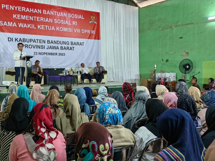 Keren Pisan, “Bapak Bansos” Kang Haji Ace Salurkan Bansos Rp. 173 Miliar di Bandung Barat