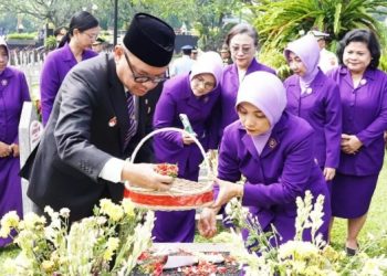 Peringati HUT ke-60, Gubernur Lemhannas RI Pimpin Ziarah ke TMP Kalibata